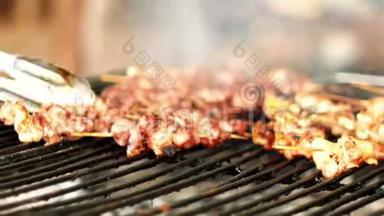 烤猪肉在男人加多汁的烤肉串烧烤架上。